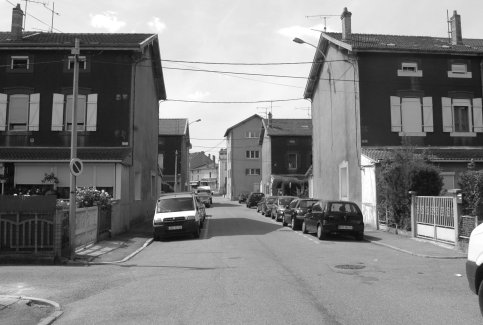 Rue Saint-Euchaire (anciennement rue des Cités) en 2009 (photographie noir et blanc: Jean-Luc Gouret)